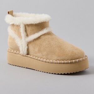 AE hangout bootie Cozy Shearling-Trim Platform Ankle Boot - Tan